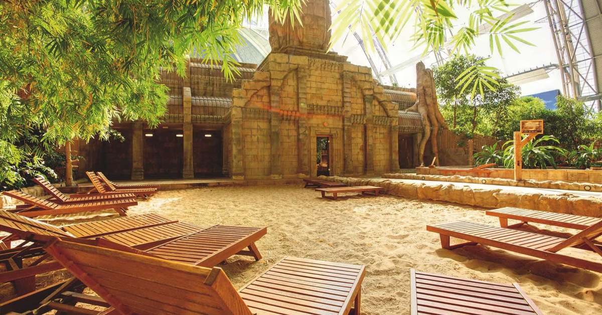 Een foto van het terras bij Tropical Islands