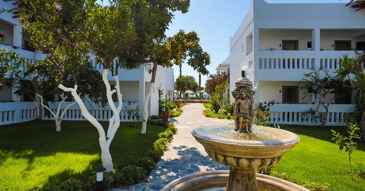 Een foto van de buitenkant van Yalipark Beach Hotel