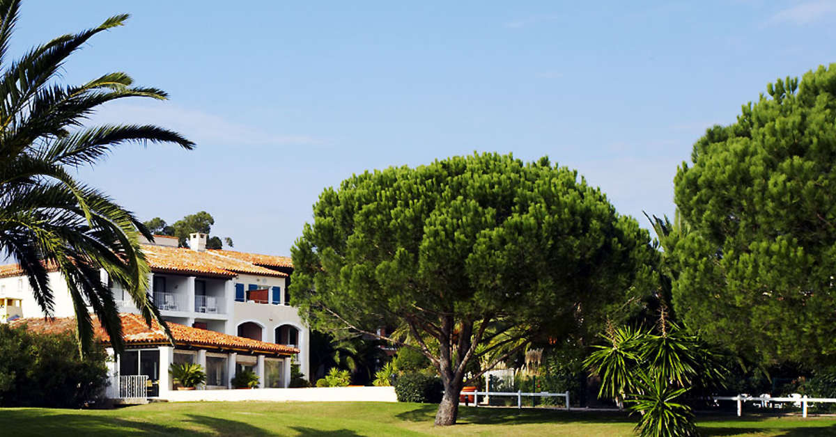 Een foto van de buitenkant van Sowell Hotels Golfe de Saint Tropez