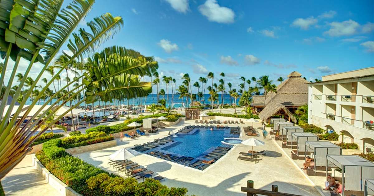 Een foto van het zwembad bij Royalton Punta Cana