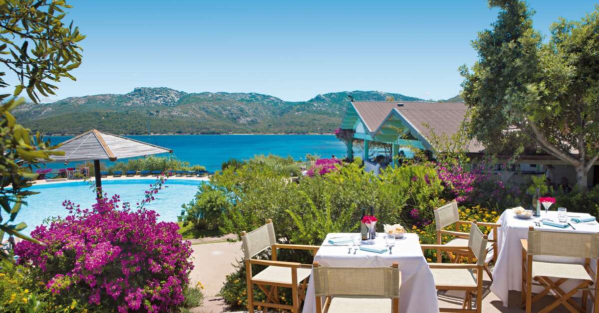 Een foto van het terras bij Cala di Lepre Park Hotel & Spa