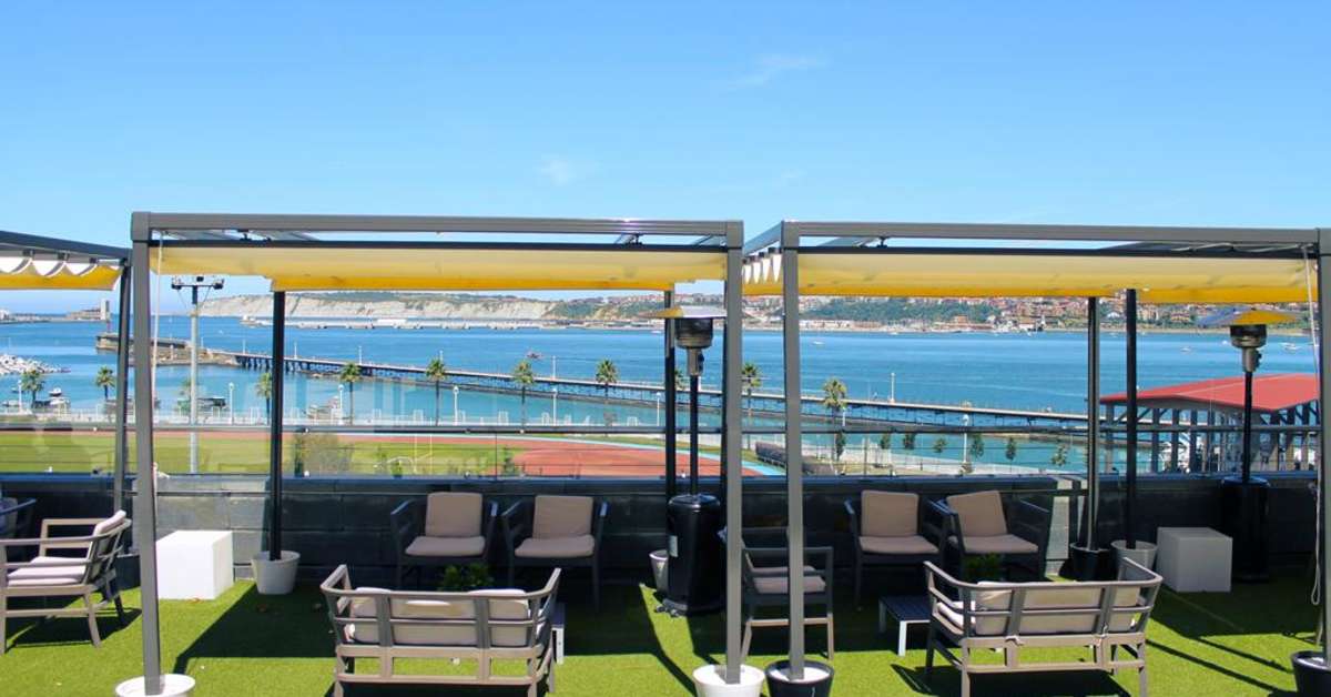 Een foto van het terras bij URH Palacio de Oriol Hotel