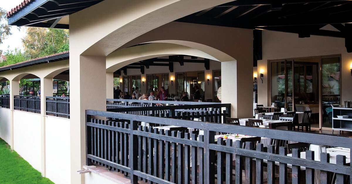 Een foto van het terras bij Melas Holiday Village