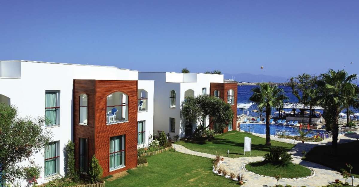 Een foto van de buitenkant van Costa Luvi Hotel
