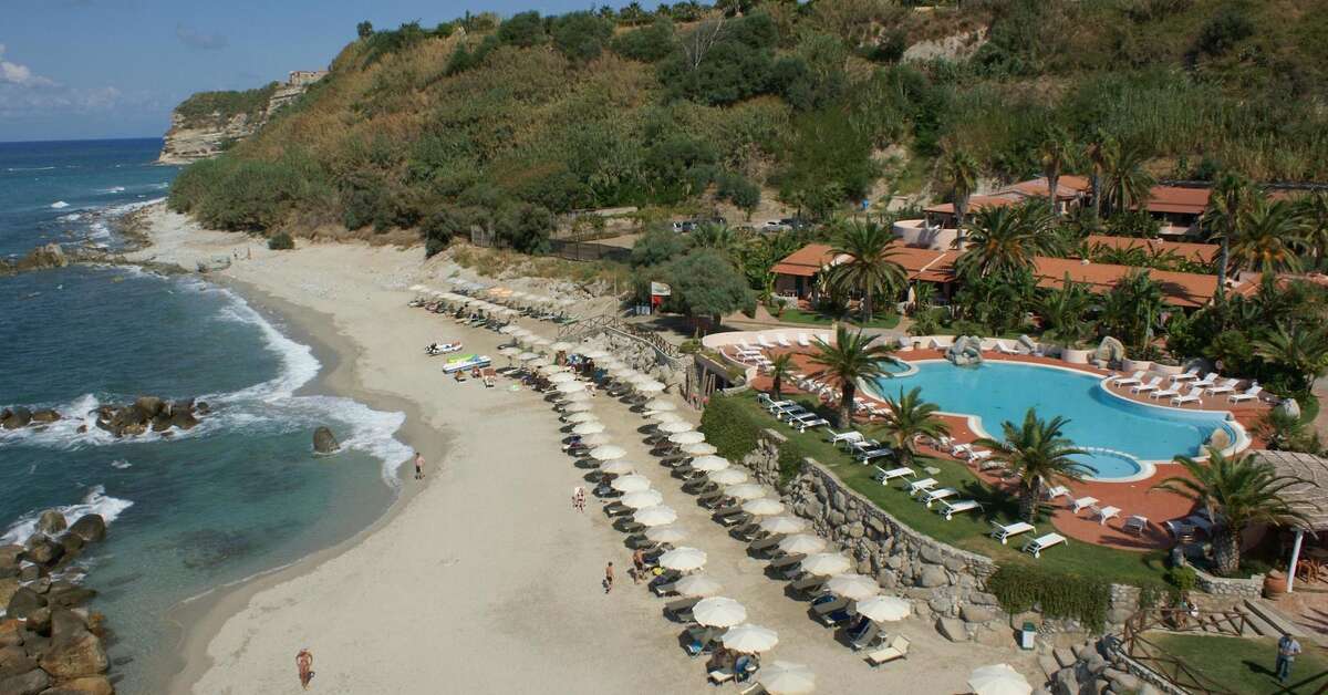 Een foto van het strand bij Cala Di Volpe