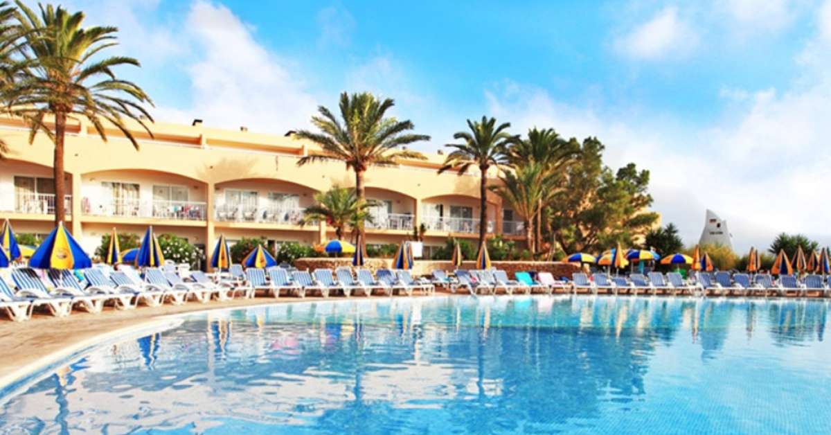 Een foto van het zwembad bij Sirenis Seaview Country Club