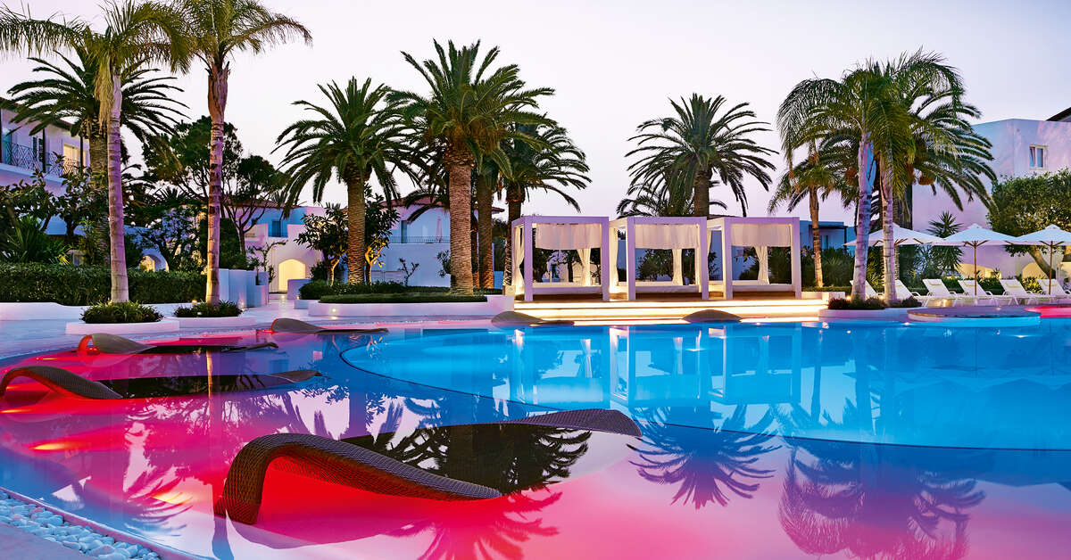 Een foto van het zwembad bij Grecotel Caramel Boutique Resort