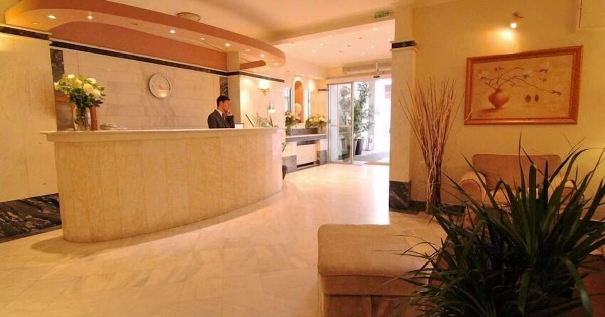 Een foto van het interieur van Achillion Hotel