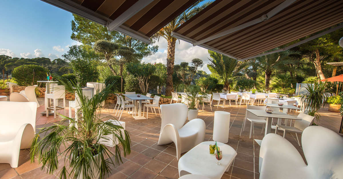 Een foto van het terras bij Ona Cala Pi Club Aparthotel