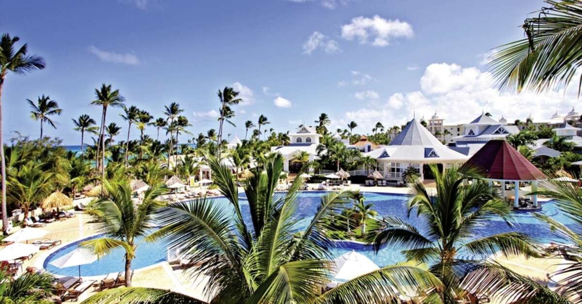 Een foto van het zwembad bij Luxury Bahia Principe Esmeralda