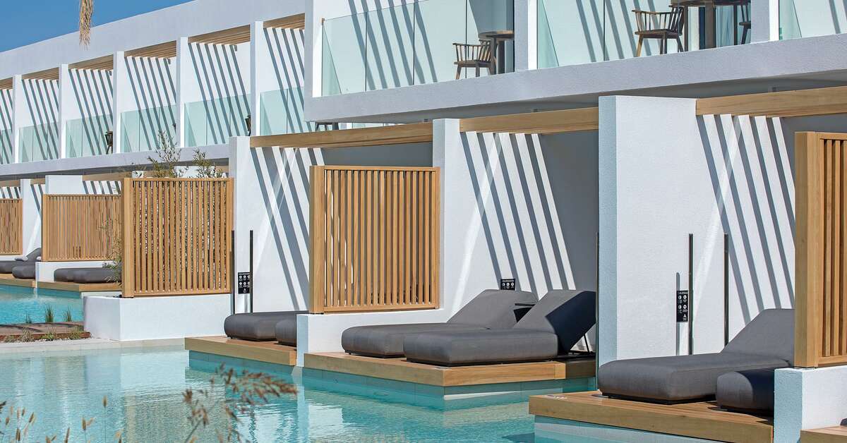 Een foto van het zwembad bij D’Andrea Lagoon Suites