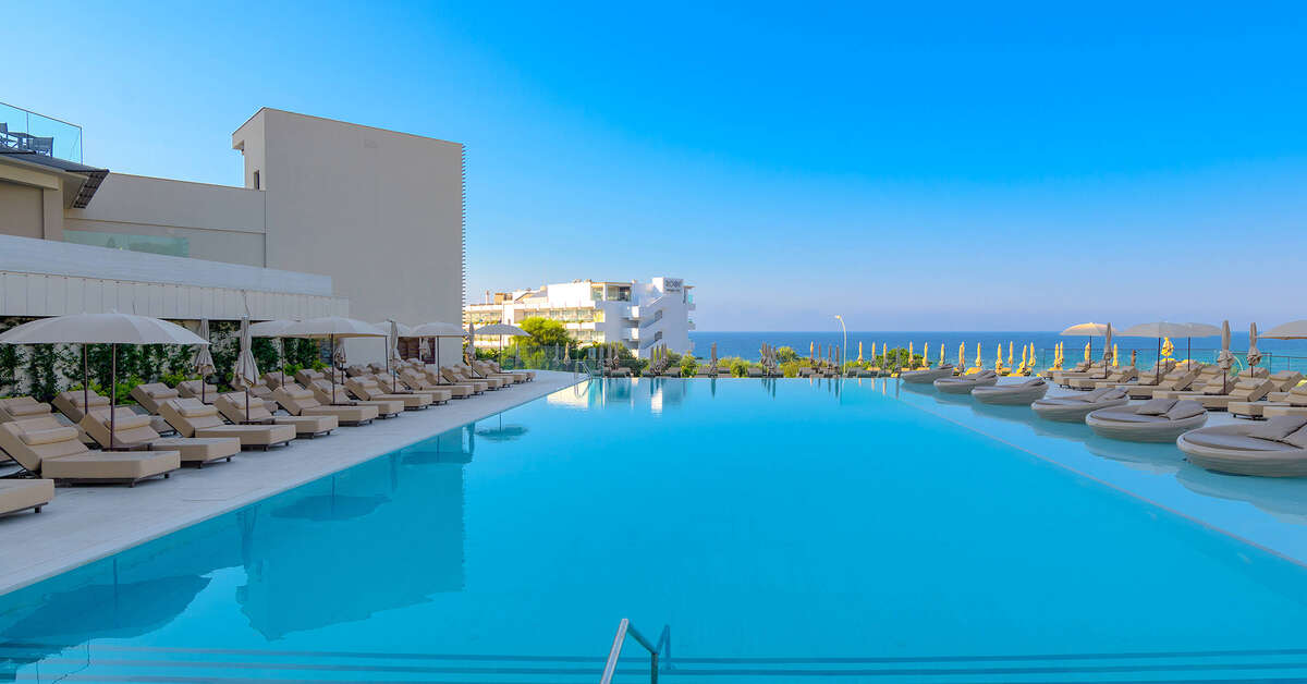 Een foto van het zwembad bij Amarande Hotel