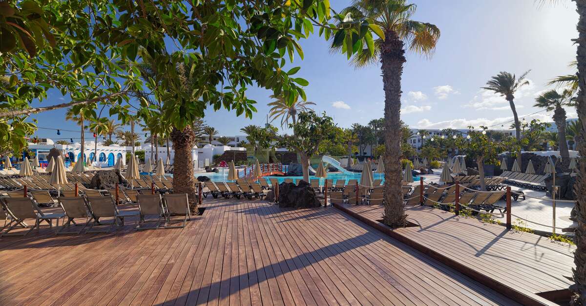 Een foto van het terras bij H10 Suites Lanzarote Gardens
