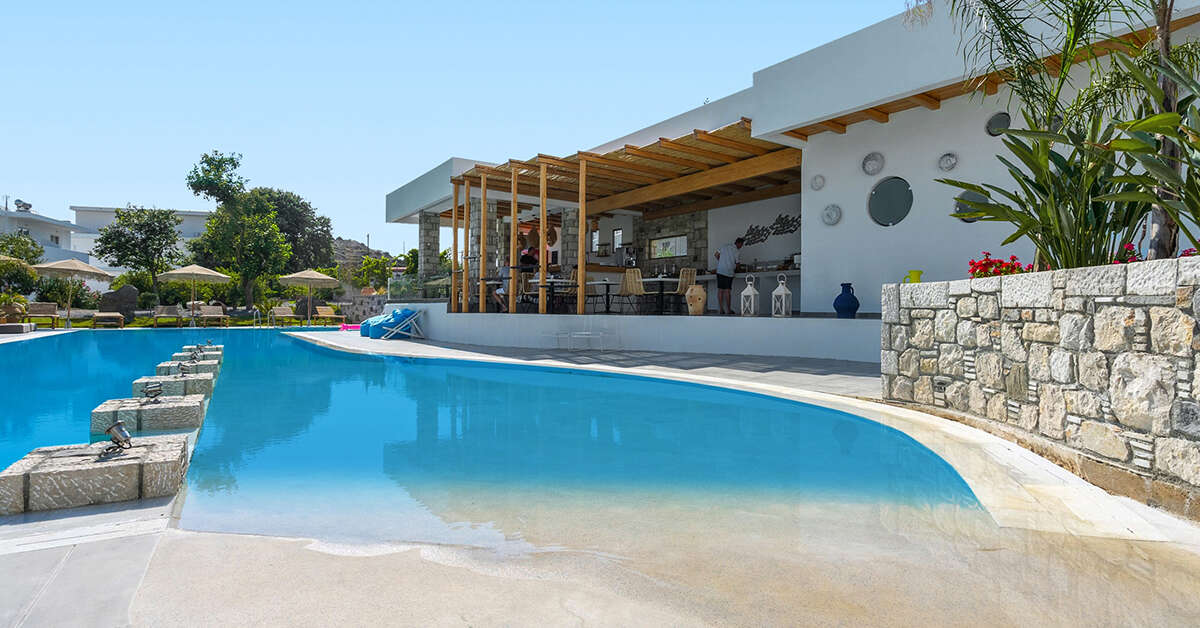 Een foto van het zwembad bij Kouros Home