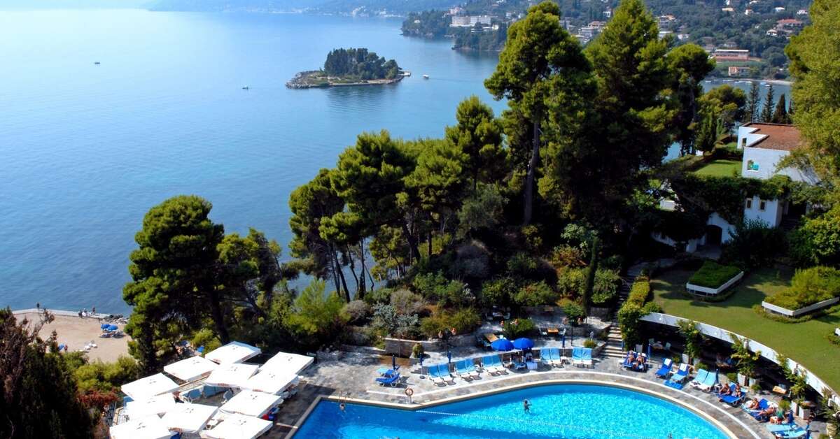 Een foto van het zwembad bij Corfu Holiday Palace