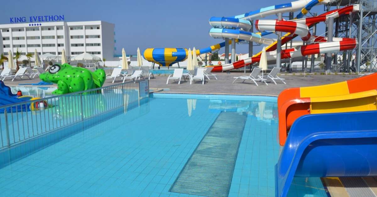 Een foto van het zwembad bij The King Evelthon Beach Hotel & Resort