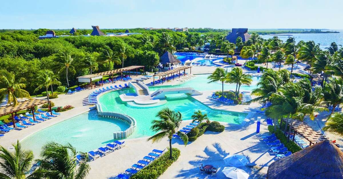 Een foto van het zwembad bij BlueBay Grand Esmeralda
