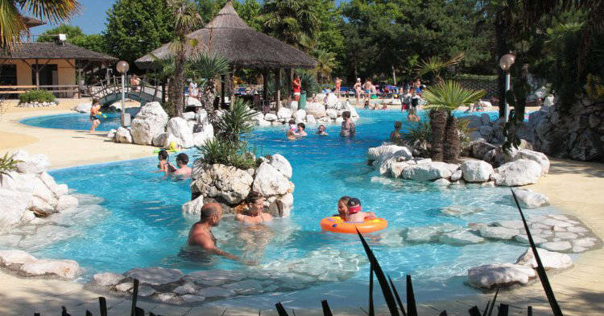Een foto van het zwembad bij Camping Tahiti
