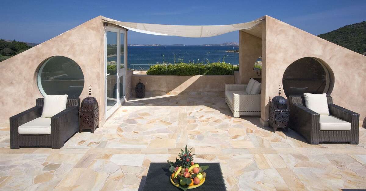 Een foto van het terras bij L'Ea Bianca Luxury Resort