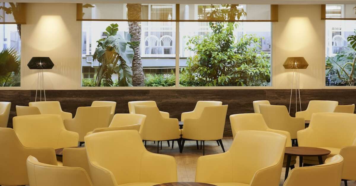Een foto van het interieur van Las Arenas Affiliated by Melia