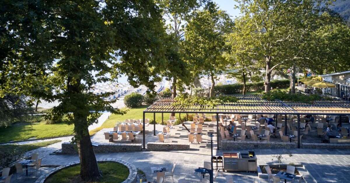 Een foto van het terras bij Makryammos Bungalows