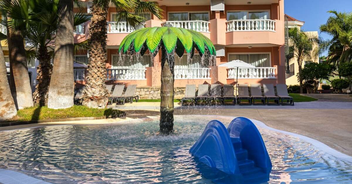 Een foto van het zwembad bij Servatur Isora Suites