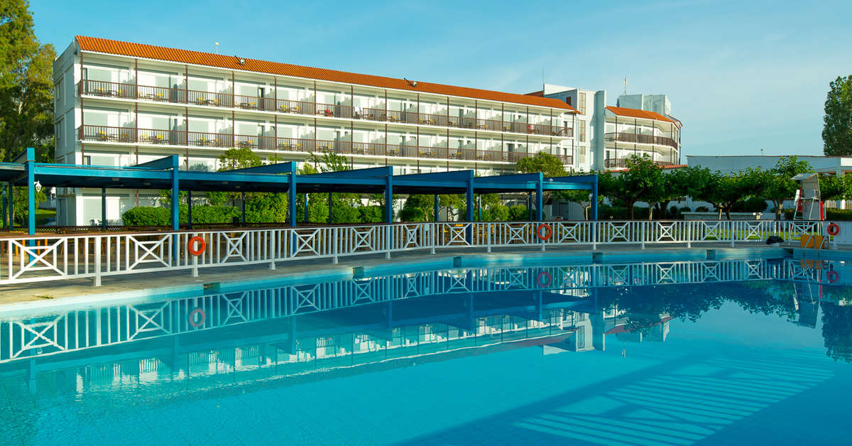 Een foto van het zwembad bij Golden Coast Hotel & Bungalows
