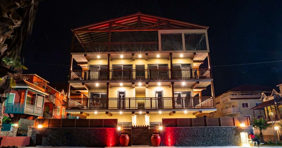 Een foto van de buitenkant van Angulo House