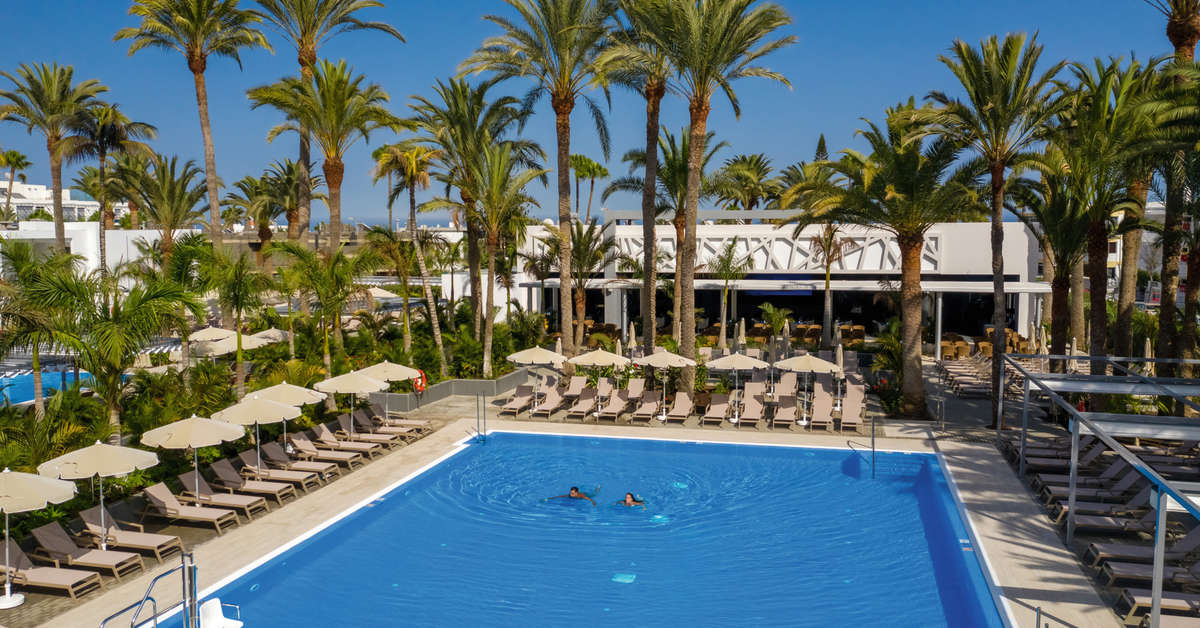 Een foto van het zwembad bij Riu Palace Palmeras