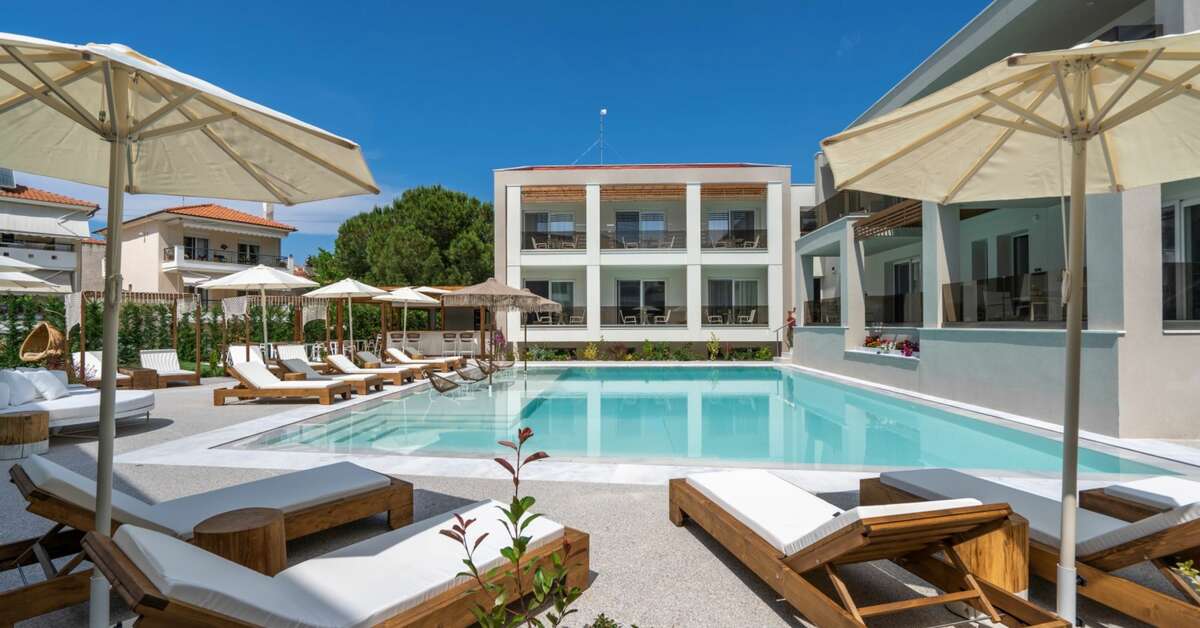 Een foto van het zwembad bij Mirablue Deluxe Residences