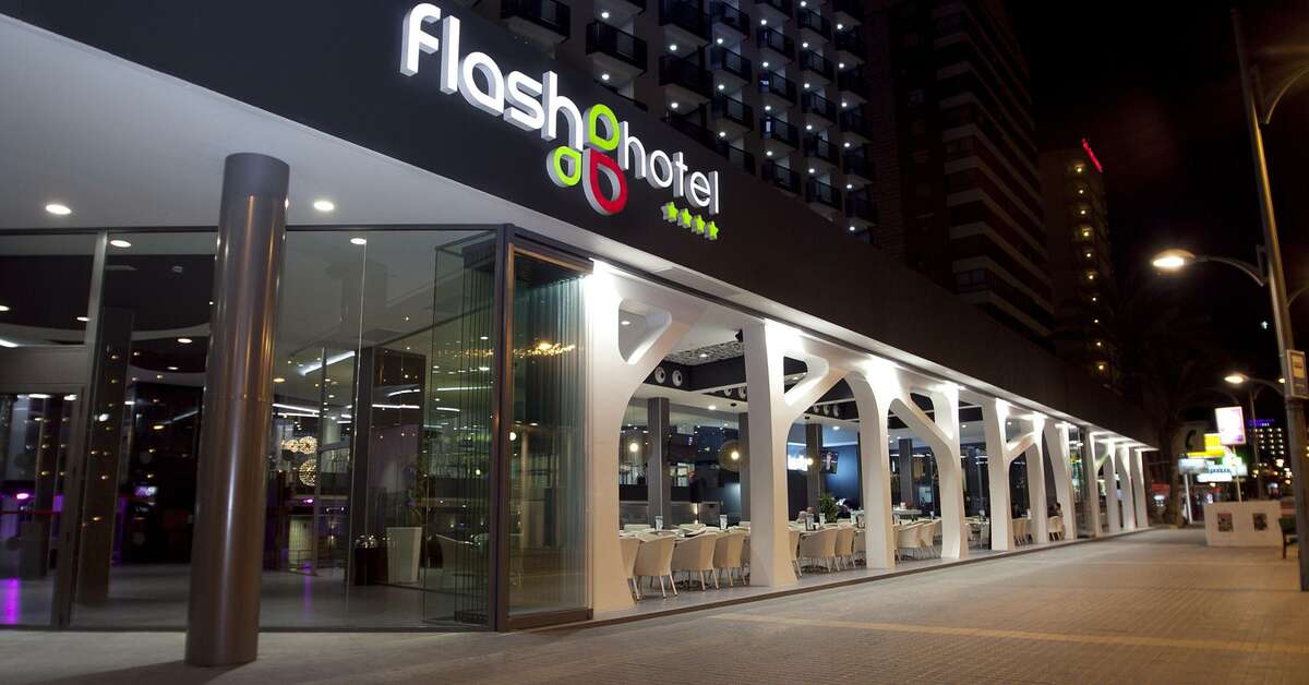 Ein Foto von der Außenansicht des Flash Hotel
