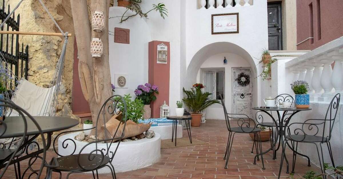 Een foto van het terras bij Porto Maltese Boutique Hotel