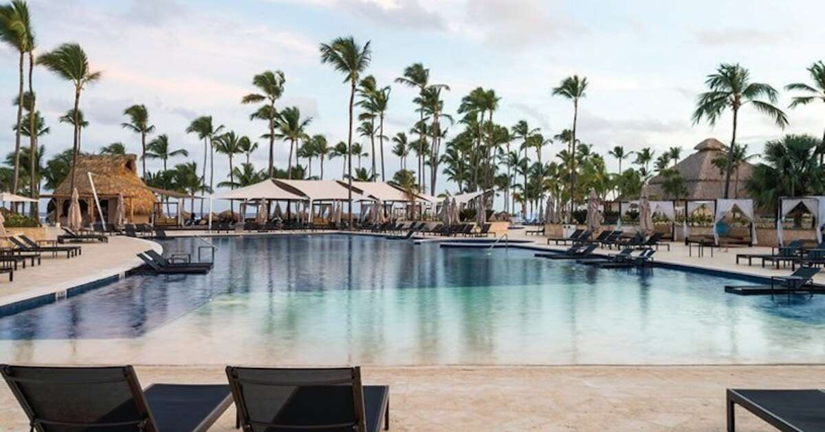 Een foto van het zwembad bij Royalton Punta Cana