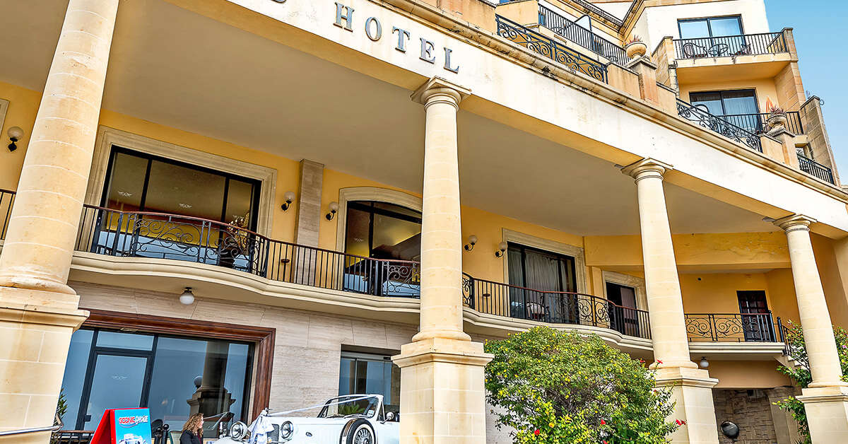 Een foto van de buitenkant van Hotel Grand