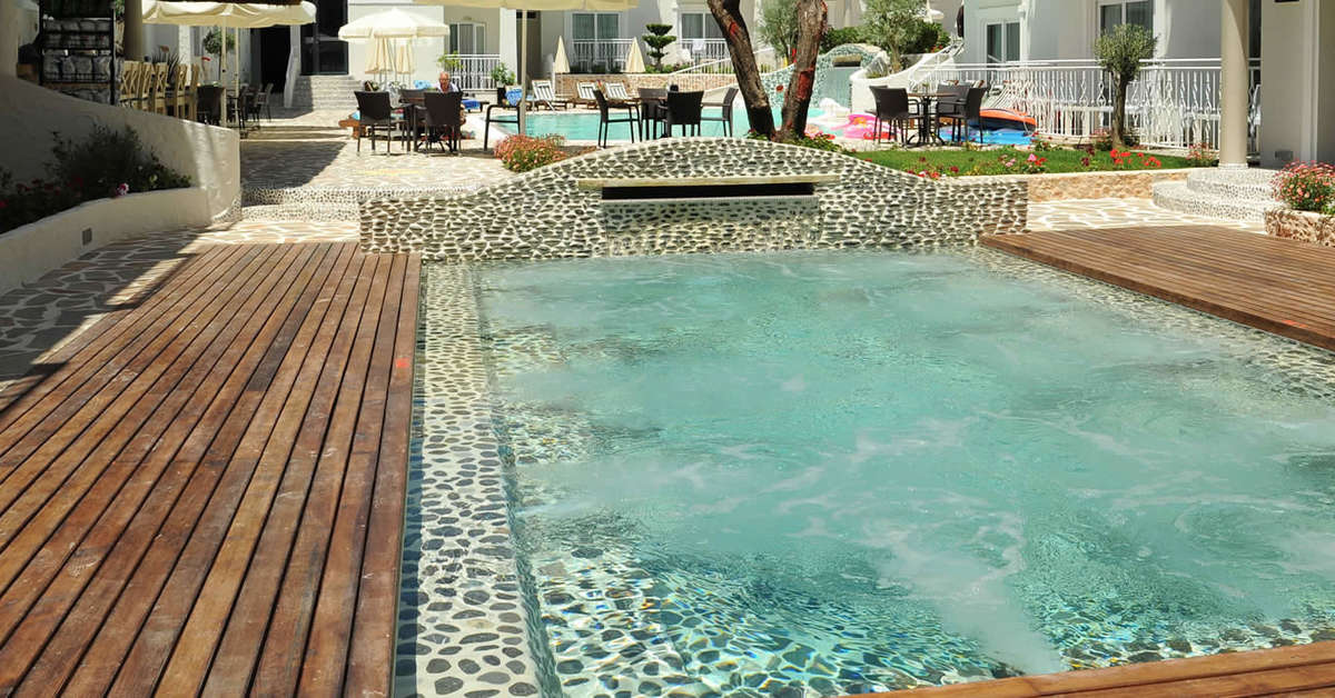 Ein Foto vom Pool im Montebello Deluxe Hotel