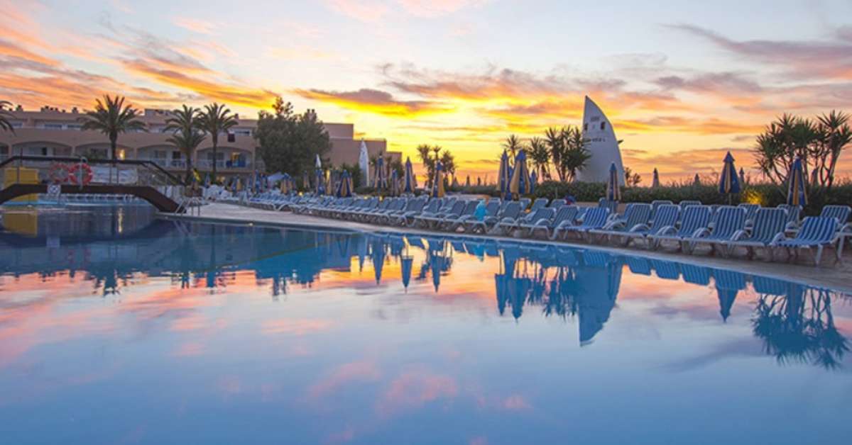Een foto van het zwembad bij Sirenis Seaview Country Club