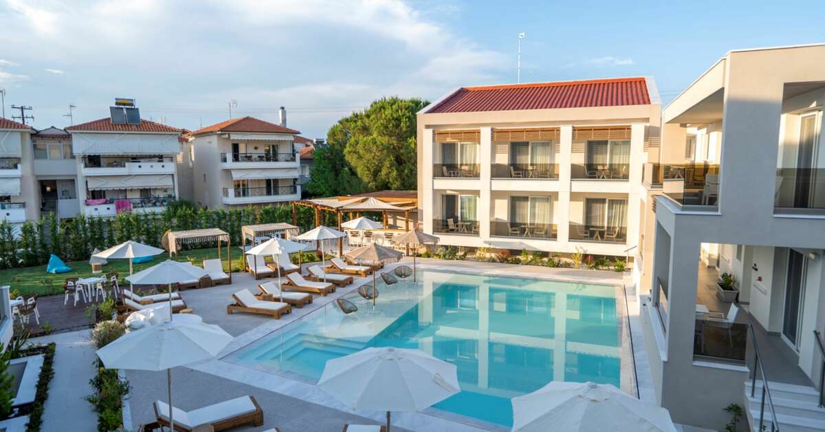 Een foto van het zwembad bij Mirablue Deluxe Residences