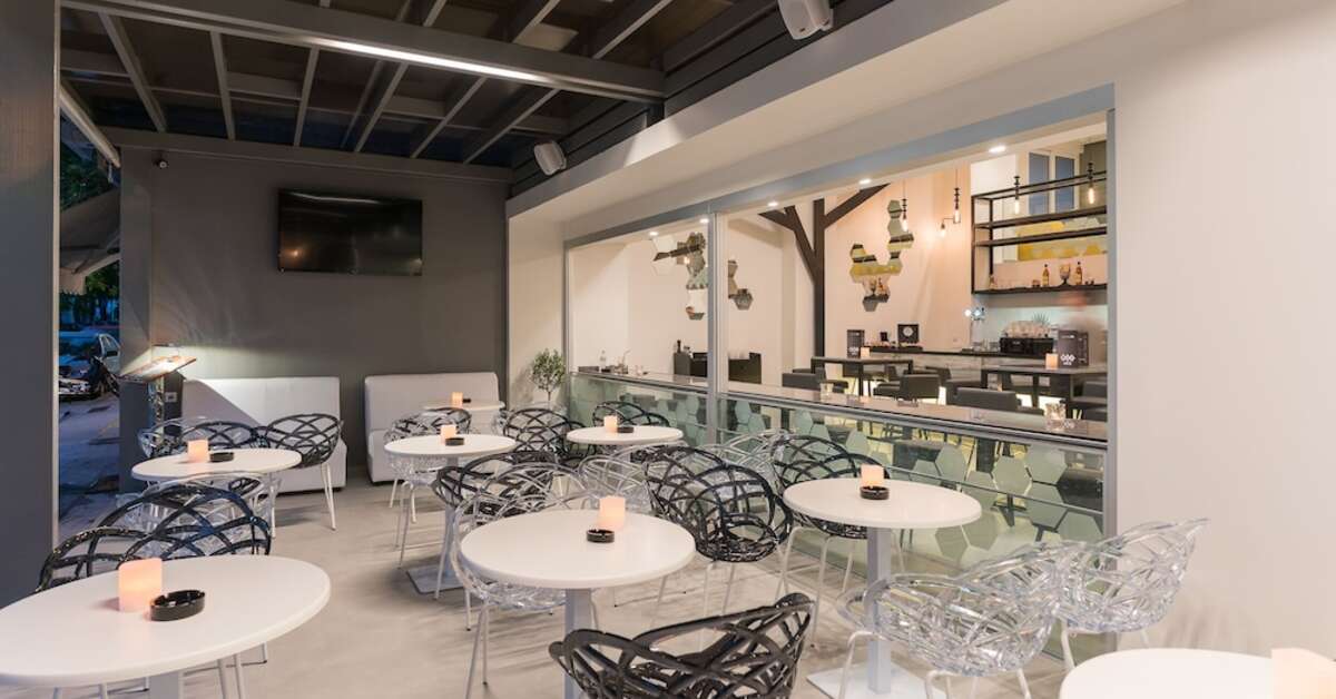 Een foto van het terras bij City Center Hotel