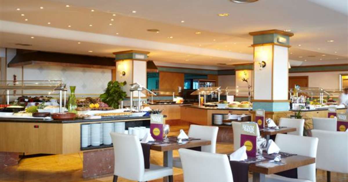 Een foto van het interieur van Grupotel Aguait Resort & Spa