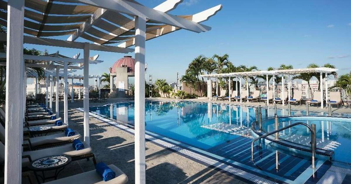 Een foto van het zwembad bij Iberostar Parque Central