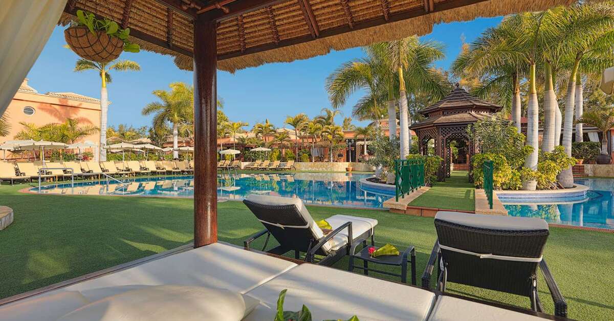 Een foto van het terras bij Green Garden Resort