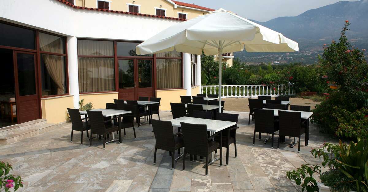 Een foto van het terras bij Karavados Beach Hotel