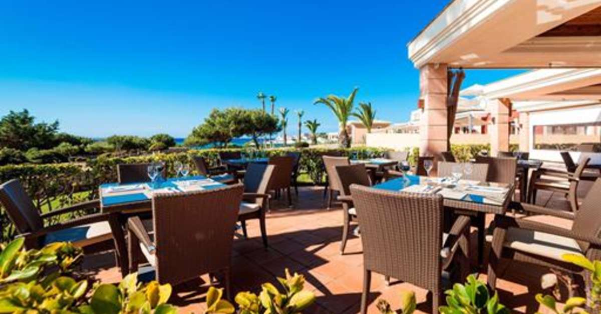 Een foto van het terras bij Insotel Club Punta Prima