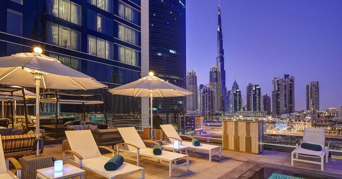 Een foto van het terras bij Pullman Dubai Downtown