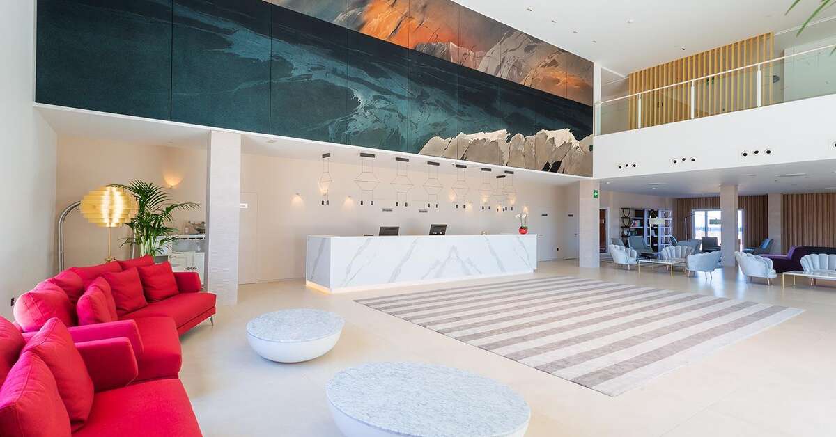 Een foto van het interieur van Lava Beach