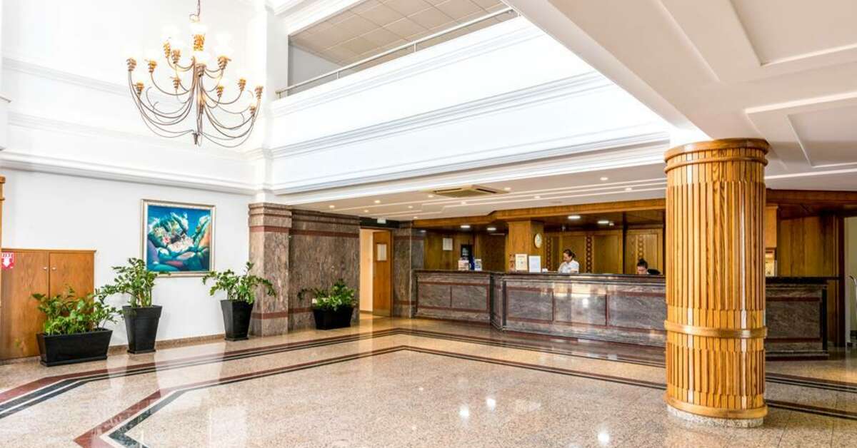 Een foto van het interieur van Nissiana Hotel