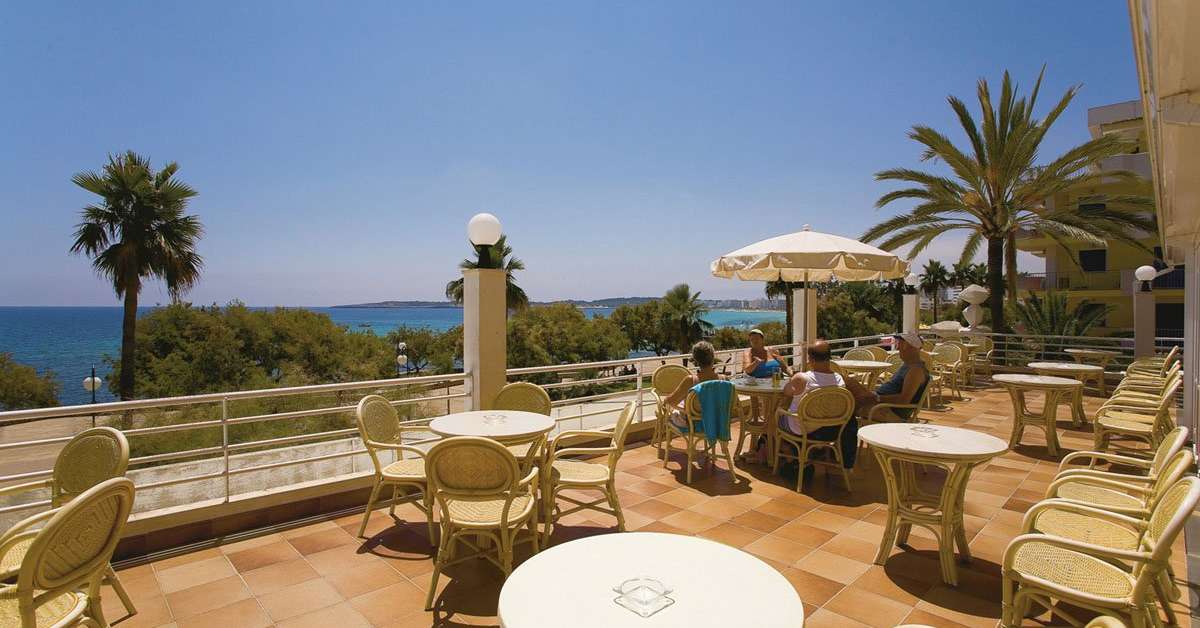 Een foto van het terras bij Caleia Talayot Spa Hotel