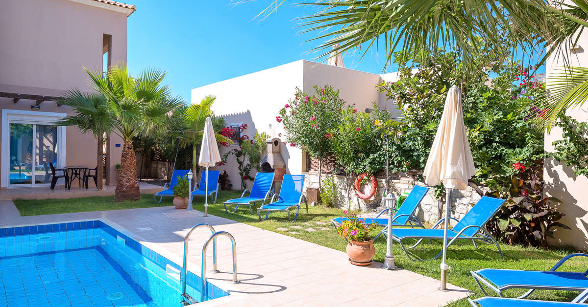 Een foto van het zwembad bij Azure Beach Villas