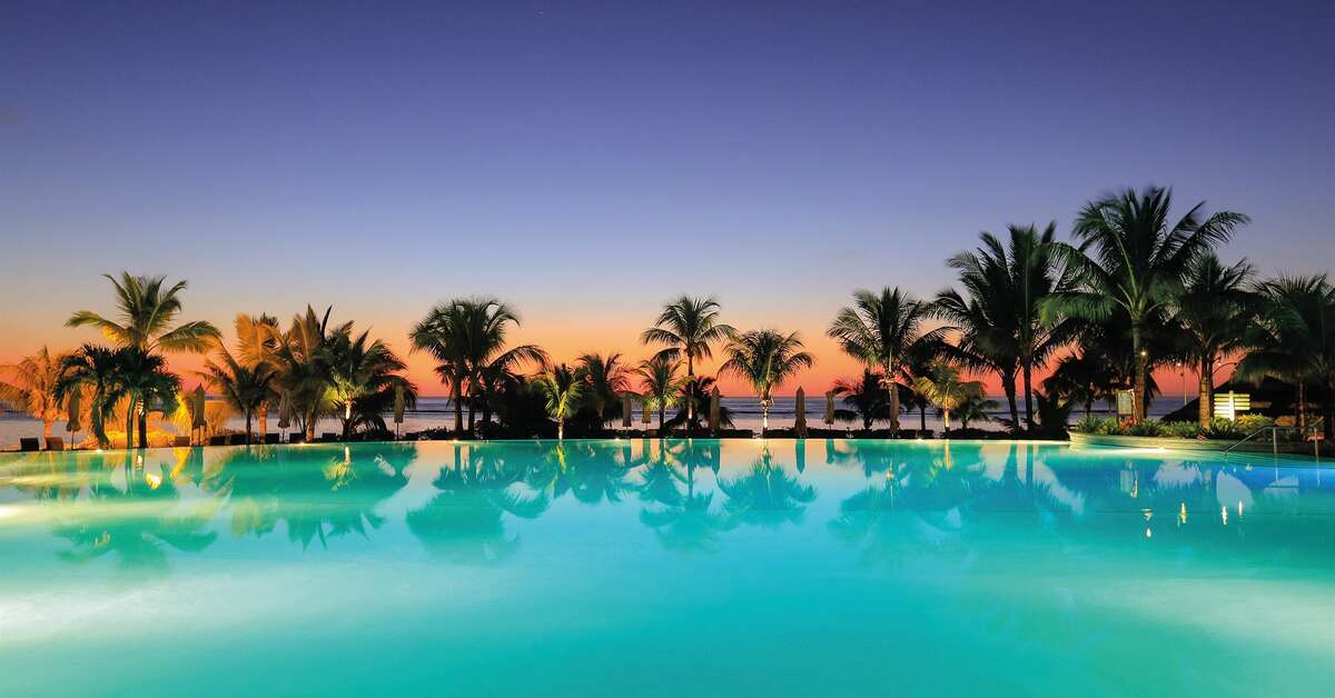 Een foto van het zwembad bij Victoria Beachcomber Resort & Spa