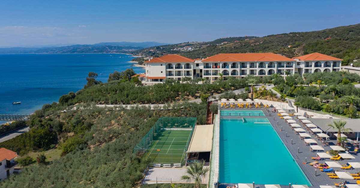 Een foto van het zwembad bij Akrathos Beach Hotel